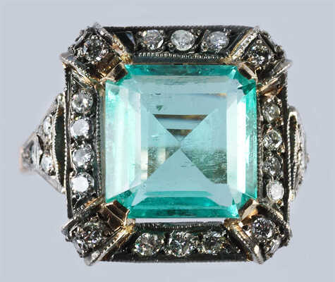 Кольцо из золота (по клейму 56), общим весом 5,07 грамма, содержит природные вставки: изумруд и бриллианты